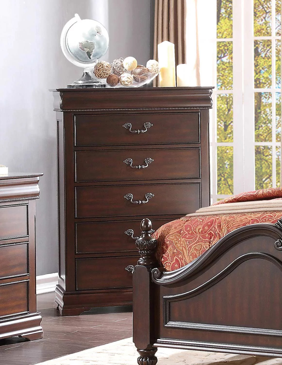 Queen 5 Piece Bedroom Set with Chest B704894